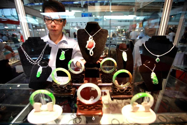 Utställaren Visar Jade Ornament Smyckes Utställning Jinan City East Chinas — Stockfoto