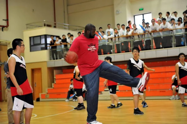 Former Nba Superstar Shaquille Oneal Instructs Chinese Young Players Fans — Stock Photo, Image