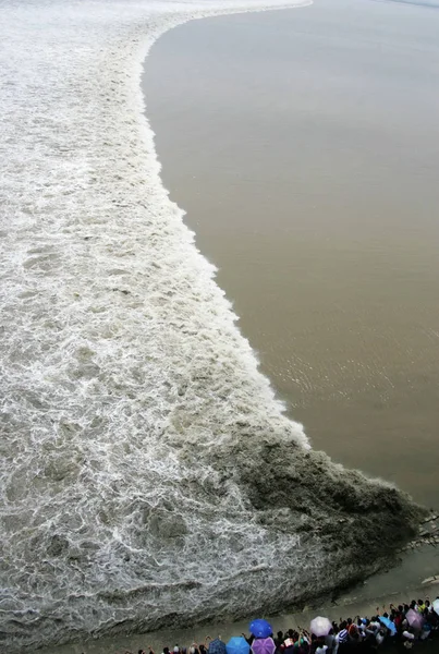Dröhnende Wellen Schwappen Den Qiantang Fluss Haining Provinz Zhejiang Entlang — Stockfoto