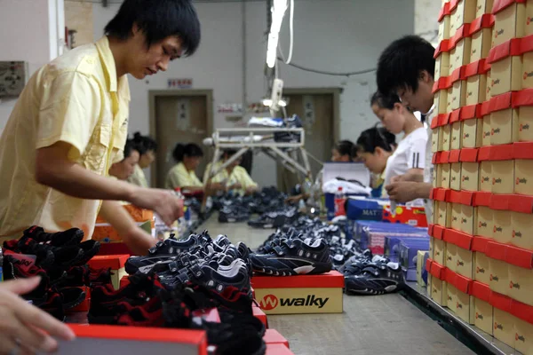 Китайские Рабочие Упаковывают Детскую Обувь Фабрике Jinjiang Haixia Shoes Ltd — стоковое фото