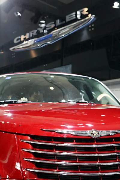 Besucher Probieren Ein Chryslerauto Auf Der Internationalen Automobilausstellung Peking Bekannt — Stockfoto