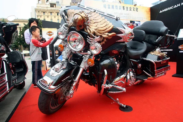 Visitantes Olham Para Uma Moto Harley Davison Durante Top Marques — Fotografia de Stock
