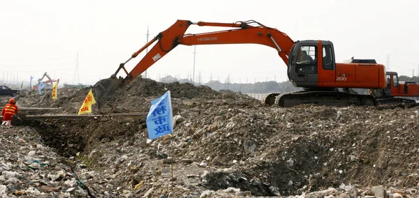 Scavatori Scavare Terreno Sul Cantiere Del Parco Tema Shanghai Disneyland — Foto Stock