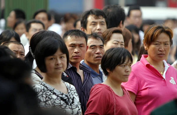 Chinesische Eltern Warten Vor Einem Prüfungsort Dem Ihre Kinder Der — Stockfoto