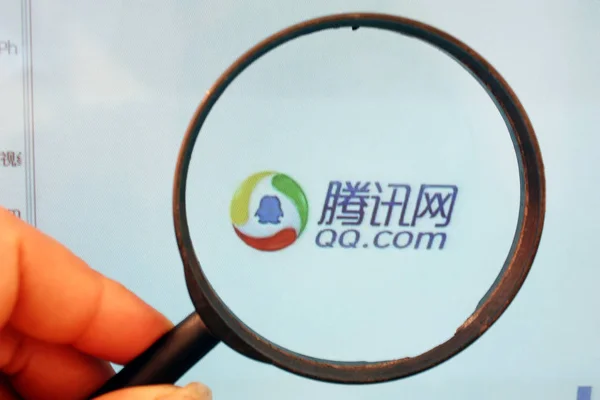Usuario Internet Chino Navega Por Sitio Web Com Propiedad Tencent — Foto de Stock