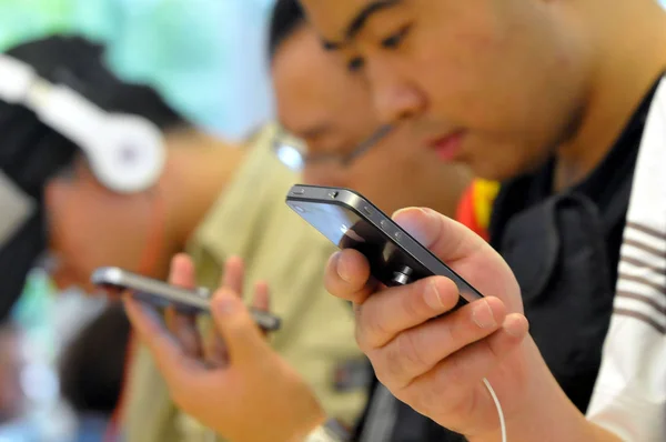 Los Compradores Chinos Prueban Los Teléfonos Inteligentes Iphone Apple Store — Foto de Stock