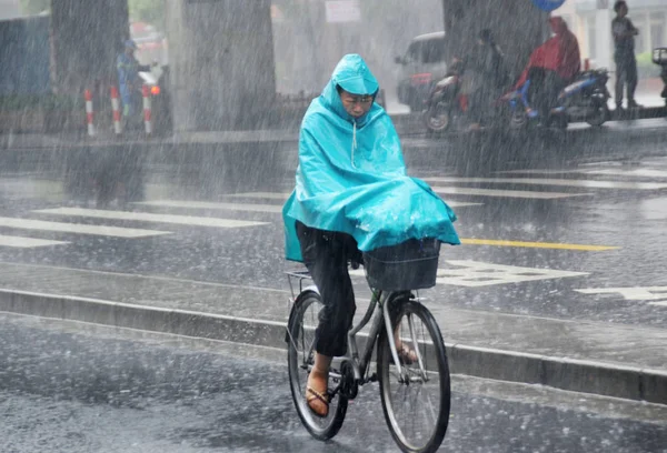 Ciclista Monta Chuva Forte Rua Xangai China Junho 2011 — Fotografia de Stock