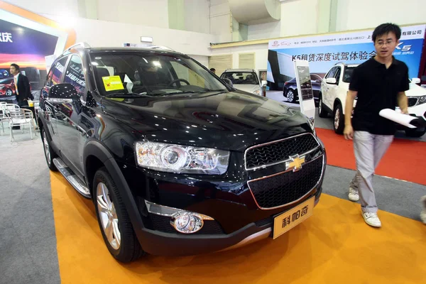 File Visitante Mira Chevrolet Captiva General Motors Durante Una Exposición — Foto de Stock