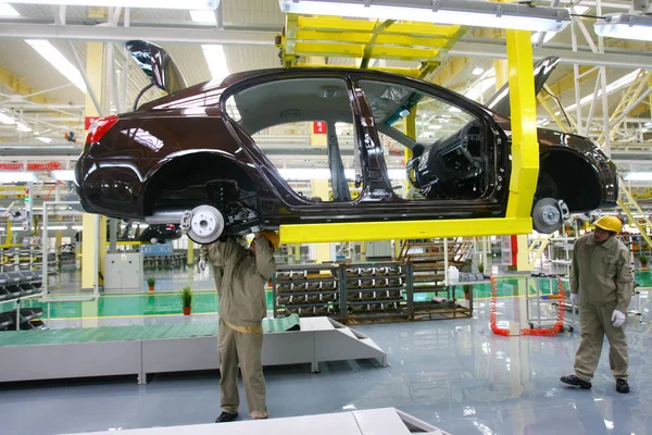Čínští Dělníci Sestavovat Geely Emgrand Ec7 Auto Montážní Lince Auto — Stock fotografie