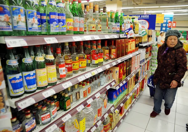 Chińskie Sklepy Dla Klientów Alkohol Supermarkecie Szanghaju Chiny Marzec 2011 — Zdjęcie stockowe