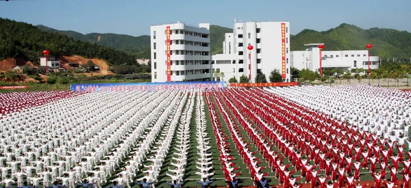 5000 Kinesiska Gamla Och Unga Presentera Kungfu Prestanda Lekplats Dexing — Stockfoto