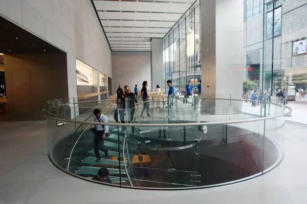 Funcionários Fotógrafos São Vistos Uma Apple Store Nanjing Road Xangai — Fotografia de Stock