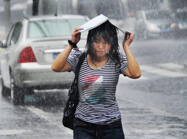 Una Donna Cammina Strada Sotto Una Forte Pioggia Shanghai Cina — Foto Stock