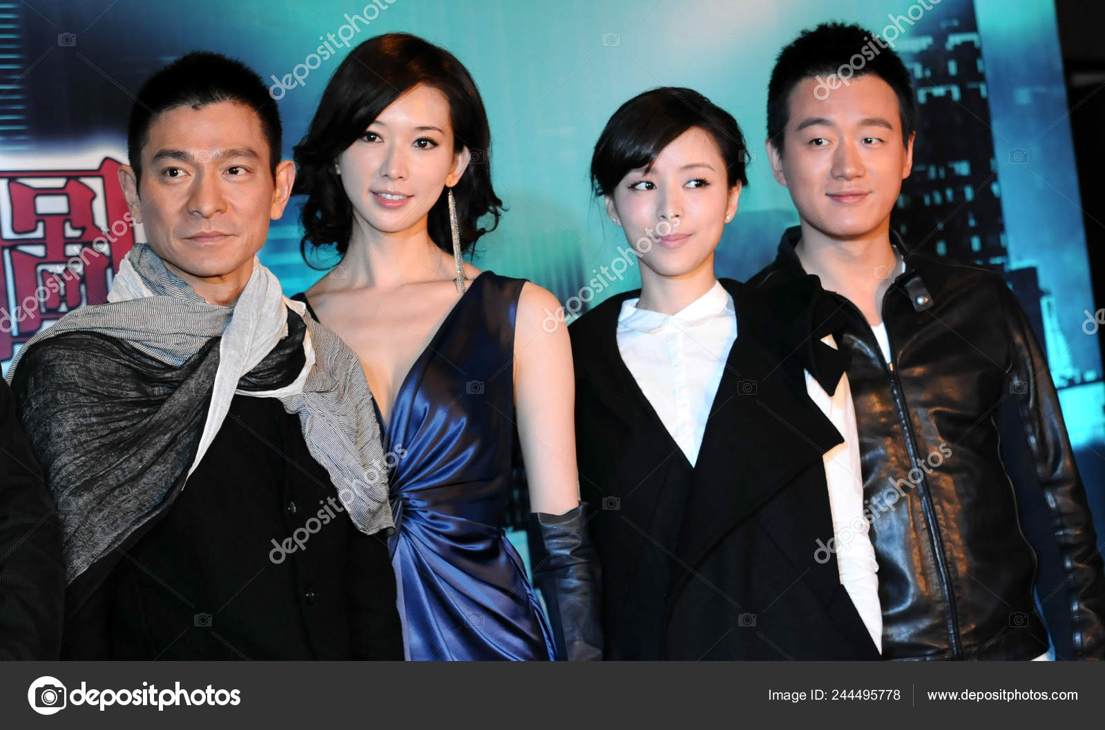 왼쪽부터 홍콩의 가수겸 여배우 장징추 통다웨이가 푸양시 푸천산맥에 '주거지'의 기자회견에 — 스톡 에디토리얼 사진 © IC Photo  #244495778, image size:1600x1058