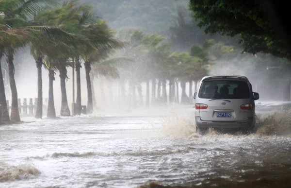 2011년 29일 광둥성 주하이시의 네사트에 강풍으로 침수된 도로를 주행하는 — 스톡 사진