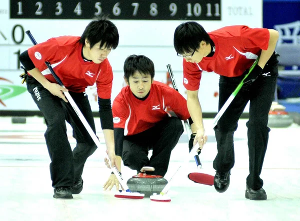 2011年11月20日 在中国东部江苏省南京市举行的2011年太平洋 亚洲冰壶锦标赛上 日本选手参加了一场与新西兰的男子双轮番比赛 — 图库照片