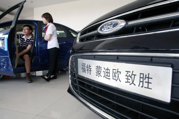 Kupujący Samochód Próbuje Samochód Ford Salonie Forda Szanghaju Chiny Maja — Zdjęcie stockowe