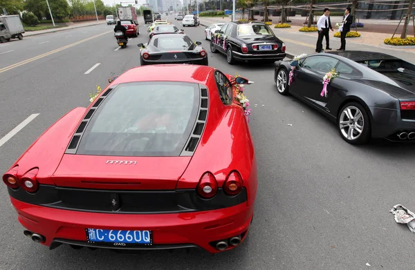 Ferrari Lamborghini Carros Esportivos São Retratados Uma Comitiva Casamento Luxo — Fotografia de Stock