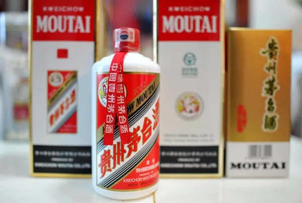 Μπουκάλια Kweichow Moutai Λικέρ Είναι Προς Πώληση Ένα Κατάστημα Στο — Φωτογραφία Αρχείου