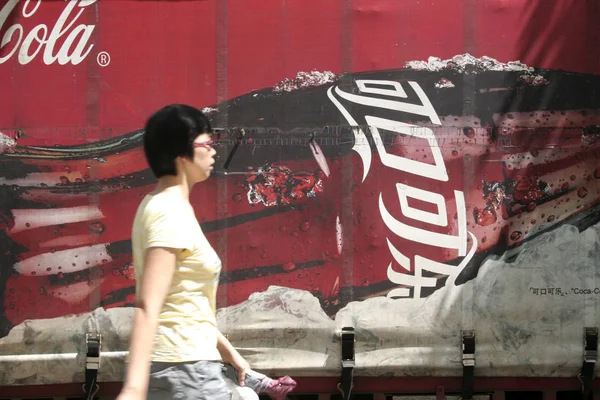 Файл Китаянка Проходит Мимо Объявления Coca Cola Хайкоу Юге Провинции — стоковое фото