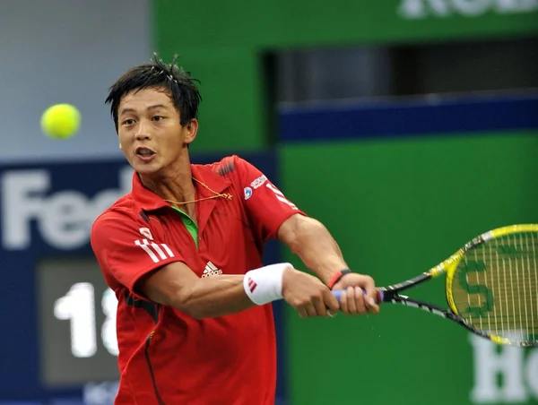 台湾の魯円迅は 2011 上海の七種テニス センターで 2011 年上海マスターズ大会で彼らの最初のラウンドの試合中にアメリカのアンディ ロディック戦ショットを返します — ストック写真