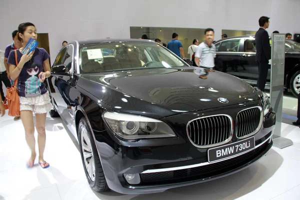 Visitors Look Bmw 730Li Auto Show Haikou City South Chinas — Stock Photo, Image