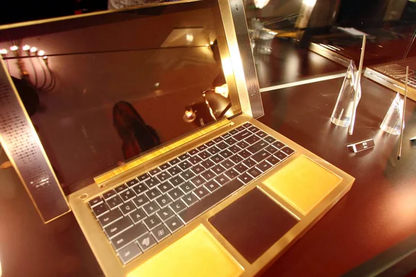 Visitante Olha Para Computador Portátil Dourado Durante Top Marques Shanghai — Fotografia de Stock