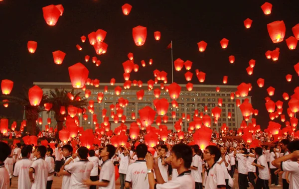 Chinese Students Fly Kongming Lanterns Sky Lanterns Celebrate Mid Autumn — Stock Photo, Image