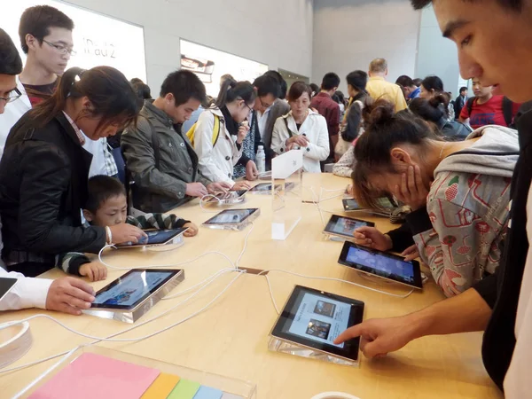 Los Clientes Prueban Ipad Tabletas Apple Store Shanghai China Octubre — Foto de Stock