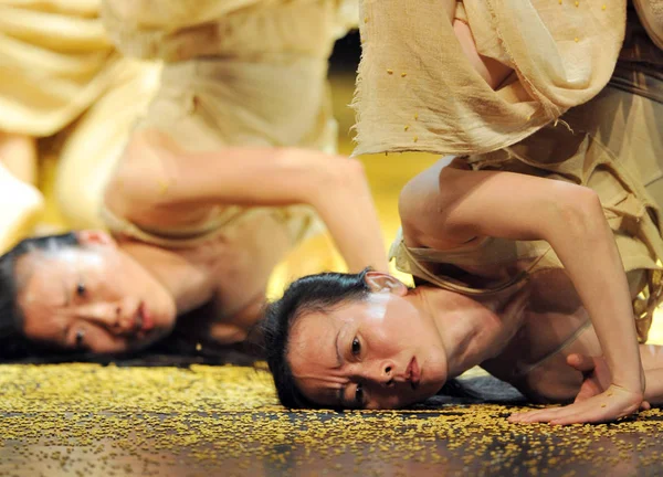 Tancerze Wykonują Piosenki Wędrowców Scenie Teatru Hubei Wuhan Centralnej Prowincji — Zdjęcie stockowe