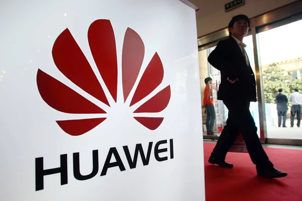 Hombre Pasa Por Delante Una Señalización Huawei Durante Una Feria — Foto de Stock