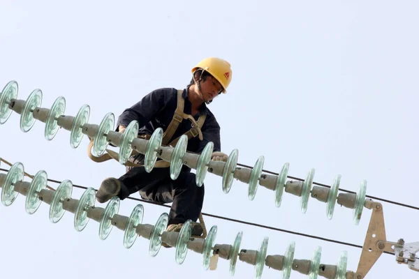 Eletricista Chinês Atualiza Linhas Energia Cidade Huaibei Leste Província Chinas — Fotografia de Stock