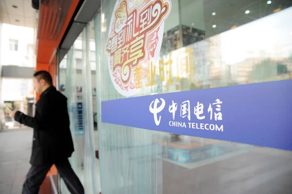 Egy Férfi Sétál Egy Ága China Telecom Sanghajban Kínában Március — Stock Fotó