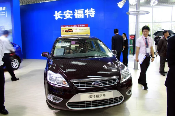 Besökare Prova Ford Focus Bilutställning Haikou City Södra Chinas Hainan — Stockfoto