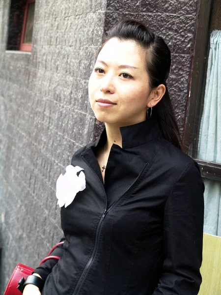 2004년 20일 상하이에서 진행된 인터뷰에서 웨이후이 Wei Hui 사진촬영을 — 스톡 사진
