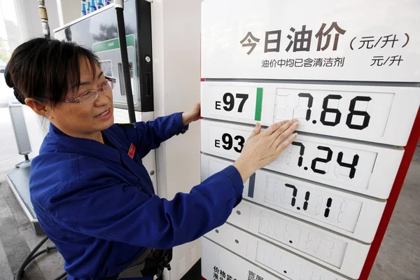 Trabalhador Atualiza Preços Dos Combustíveis Posto Gasolina Sinopec Cidade Huaibei — Fotografia de Stock