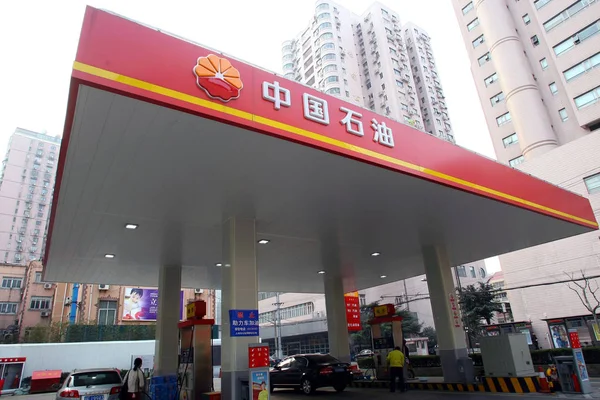 Samochody Tankować Stacji Benzynowej Cnpc China National Petroleum Corporation Spółka — Zdjęcie stockowe