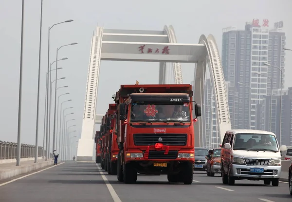 Esküvő Motorcade Amely Állt Mérnöki Járművek Látott Egy Híd Zhuzhou — Stock Fotó