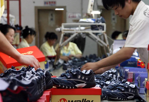 File Китайские Рабочие Упаковывают Детскую Обувь Фабрике Jinjiang Haixia Shoes — стоковое фото