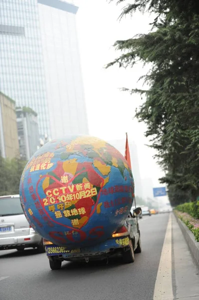 Coche Con Globo Enorme Una Calle Chengdu Suroeste Provincia Chinas — Foto de Stock