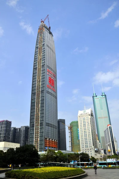 Kingkey 100 以前は Kingkey 金融センタープラザと呼ばれ 深セン市 南中国広東省 月2011に建設中に見られます — ストック写真