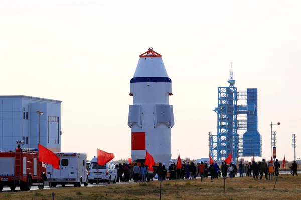 八神舟宇宙船の移動に最終組立試験工場を 2011 日北西の中国甘粛省酒泉市近くの酒泉衛星発射センターで キャリア ロケット長征 に固定します — ストック写真