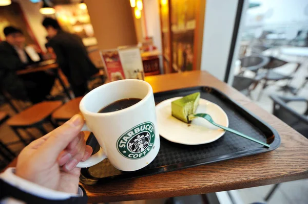 Клиент Пьет Кофе Ест Торт Кафе Starbucks Coffee Городе Сямынь — стоковое фото