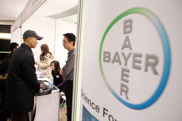 Candidatos Emprego Conversam Com Pessoal Bayer Durante Uma Feira Emprego — Fotografia de Stock