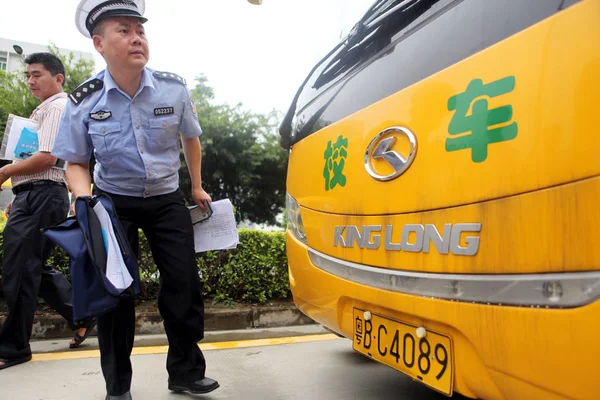 Офицер Полиции Проверяет Школьный Автобус Городе Шэньчжэнь Провинция Гуандун Сентября — стоковое фото