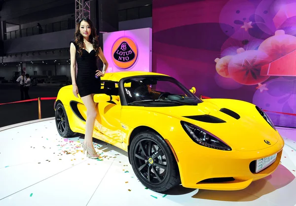 Modelo Posa Junto Automóvil Deportivo Lotus Nyo Exposición Internacional Industria —  Fotos de Stock