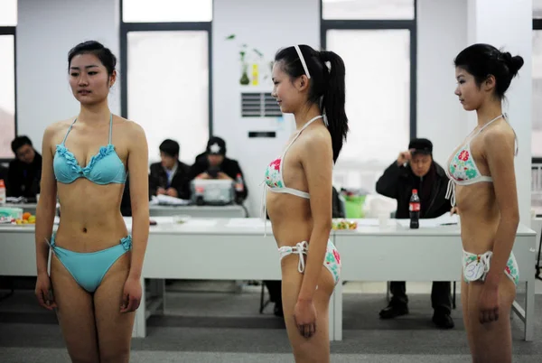 Exames Chineses Vestindo Biquínis Participam Exame Admissão Instituto Hubei Belas — Fotografia de Stock
