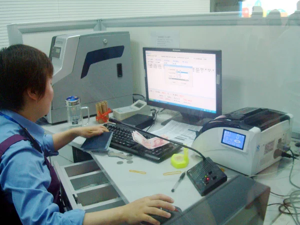 Funcionário Verifica Passaporte Passageiro Enquanto Vende Ingresso Estação Ferroviária Suzhou — Fotografia de Stock