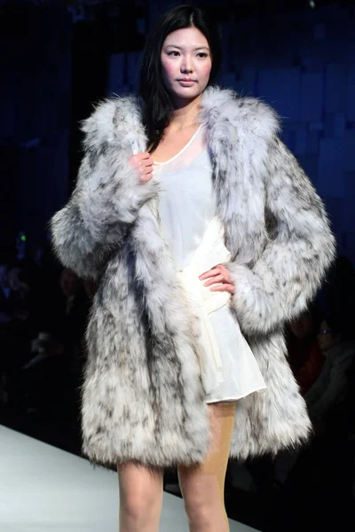 ファッションによって中国のリトル プリンセスが 2011 日中国 上海市に上海 2011年秋 冬のファッションウィークでショーします — ストック写真