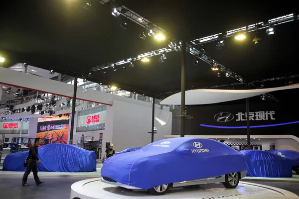 Beslöjade Bilar Avbildade Monter Hyundai Förberedelse Session Och Förhandsgranskning För — Stockfoto